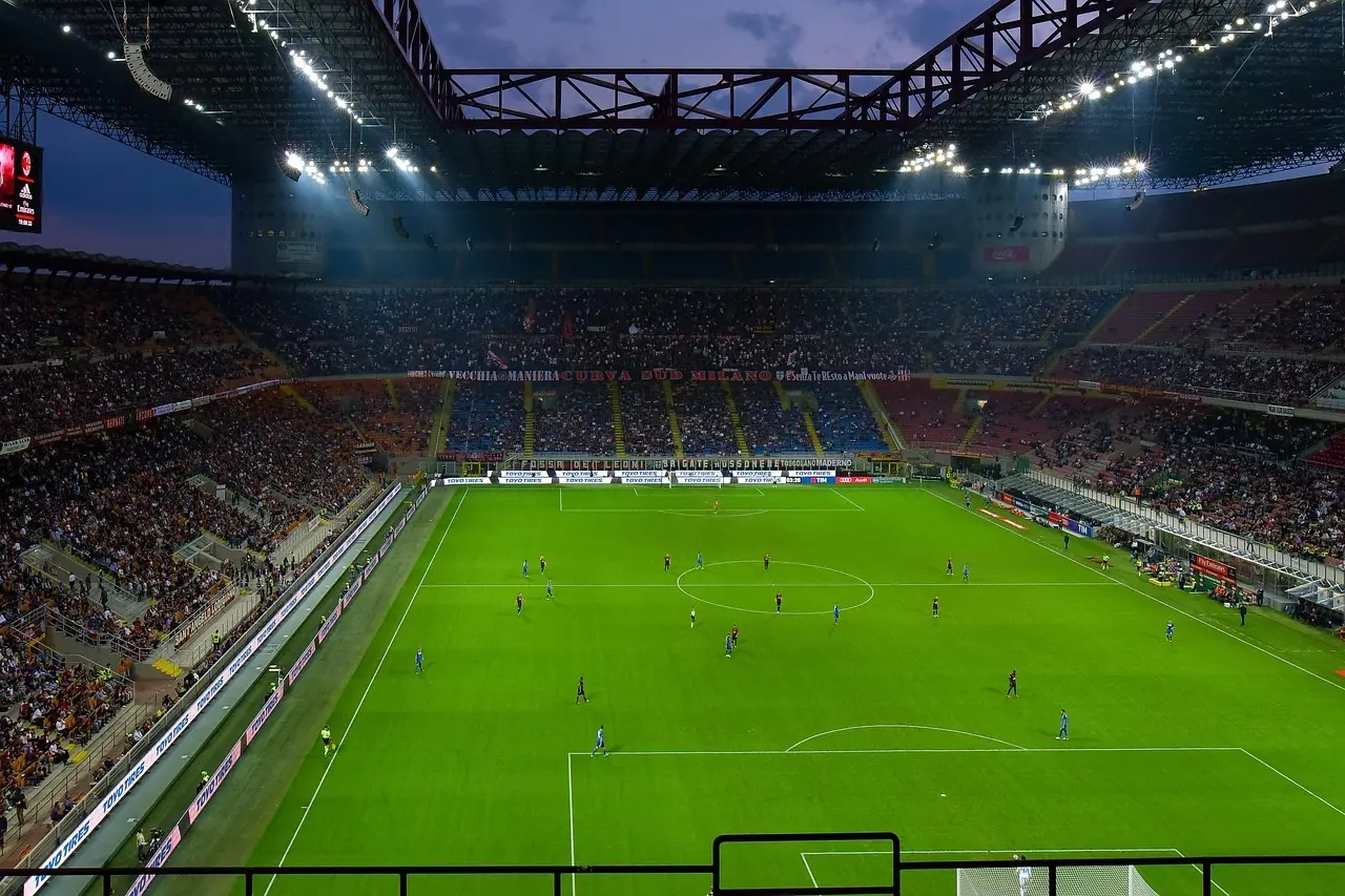 Oplyst stadion med kamp i gang